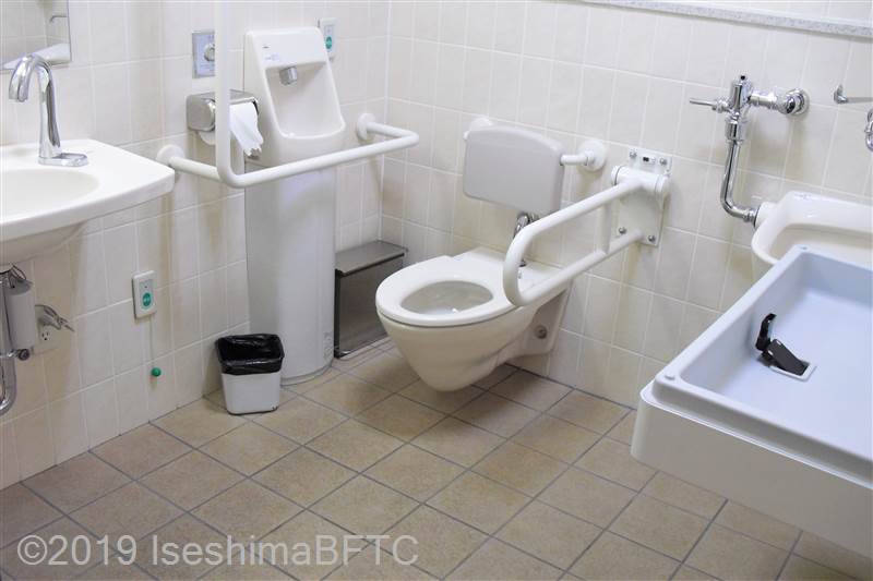近鉄宇治山田駅男性用車いす対応トイレ内部