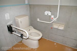便器に向かって右側にＬ型固定手すり、左側にＵ型可動手すり