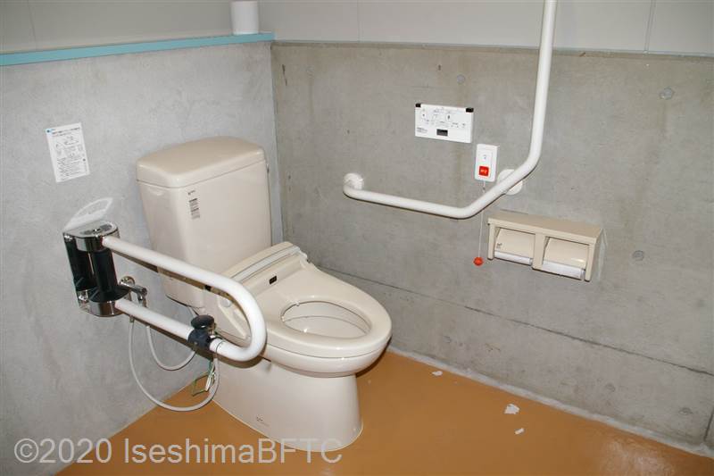 便器に向かって右側にＬ型固定手すり、左側にＵ型可動手すり