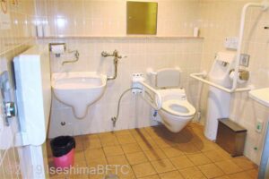 近鉄宇治山田駅女性用車いす対応トイレ内部