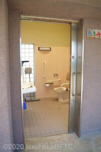千鳥ヶ浜海水浴場車いす対応トイレ入口