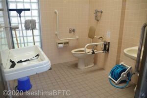 千鳥ヶ浜海水浴場車いす対応トイレ内部