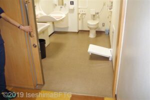 シンフォニアテクノロジー響ホール伊勢　ホール前車いす対応トイレ入口