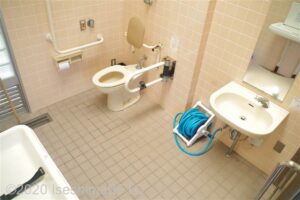 入口からみて右奥に、よこ置きに便器