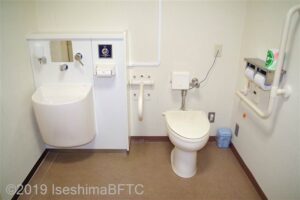 シンフォニアテクノロジー響ホール伊勢　ホール前車いす対応トイレ　便器とオストメイト