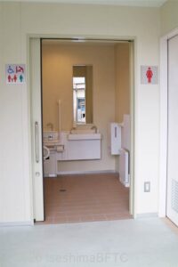 相差バス停前車いす対応トイレ入口