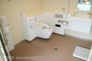 相差バス停前車いす対応トイレ内部