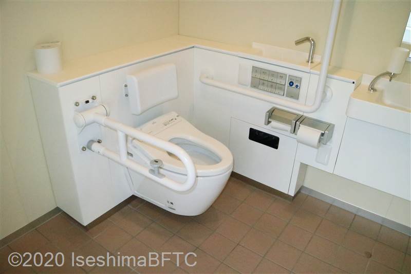 相差バス停前車いす対応トイレ　便器まわり