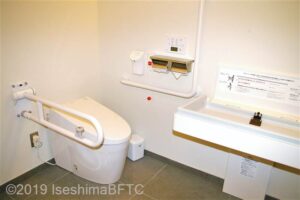 せきや車いす対応トイレ　便器とベビーシート