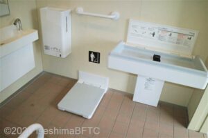 相差バス停前車いす対応トイレ　ベビーシートとフィッティングボード