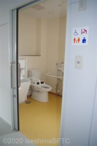 鳥羽マルシェ車いす対応トイレ入口