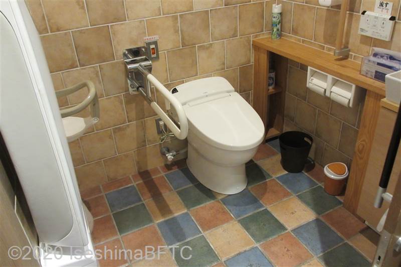 豊恩館　広めトイレ内部