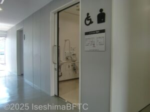 鳥羽マリンターミナル1階車いす対応トイレ入口。
