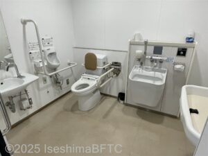1階車いす対応トイレ内部のようす。