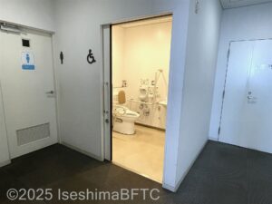 鳥羽マリンターミナル2階車いす対応トイレ入口。