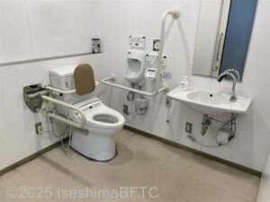 2階車いす対応トイレ内部のようす。