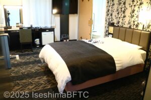 入って右側にベッド、正面にデスクがある