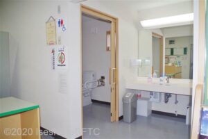 トヨタレンタリース三重鳥羽駅前店車いす対応トイレ入口