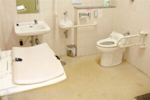 伊勢郵便局車いす対応トイレ内部