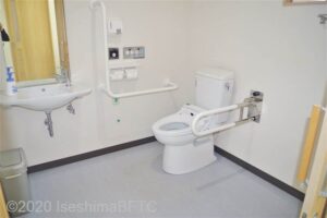 トヨタレンタリース三重鳥羽駅前店車いす対応トイレ便器まわり　便器に向かって右側にＵ型可動手すり、左側にＬ型固定手すり
