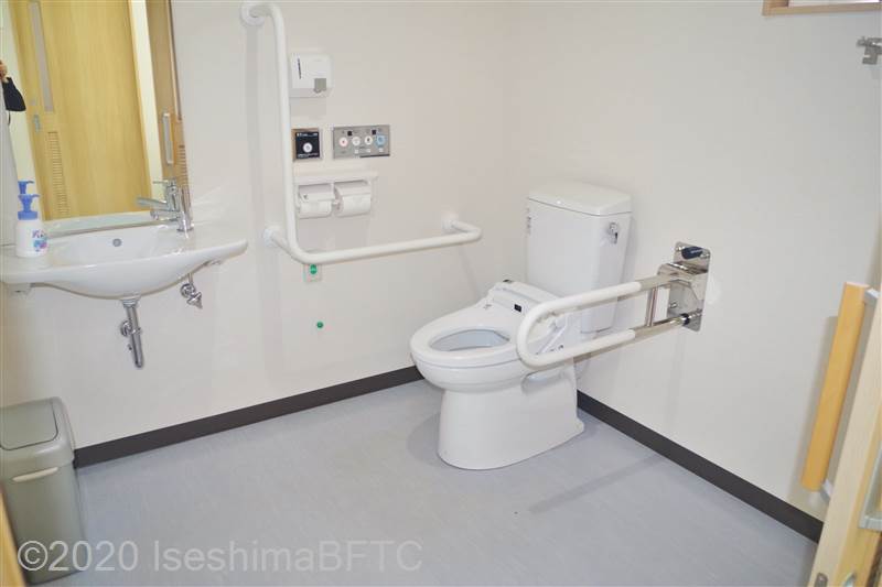 トヨタレンタリース三重鳥羽駅前店車いす対応トイレ便器まわり　便器に向かって右側にＵ型可動手すり、左側にＬ型固定手すり