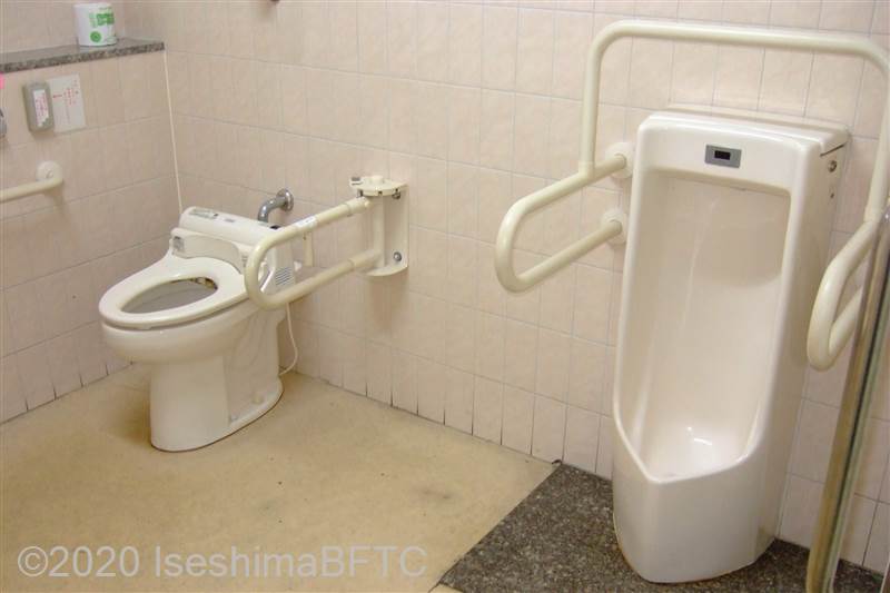 伊勢郵便局車いす対応トイレ　便器まわりと小便器