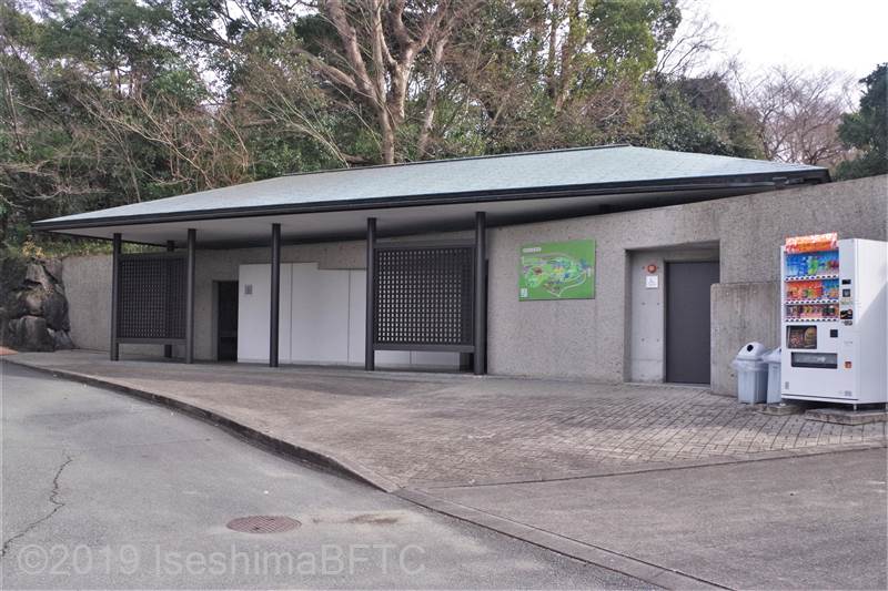 神宮徴古館駐車場トイレ棟外観