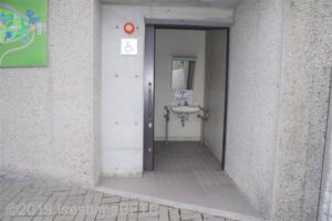 神宮徴古館駐車場車いす対応トイレ　入口を開けたところ