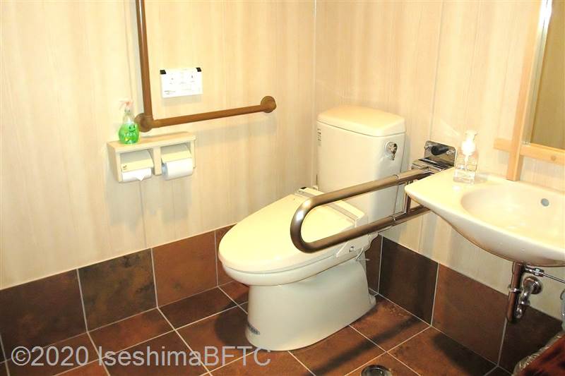 鳥羽市水産研究所車いす対応トイレ内部