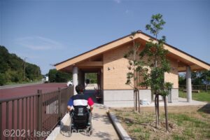 面白展望台　車いす対応駐車場からトイレ棟への歩道