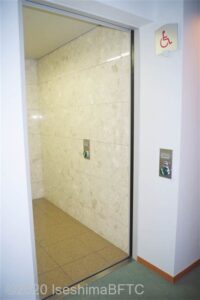 神宮美術館　女性用車いす対応トイレ入口