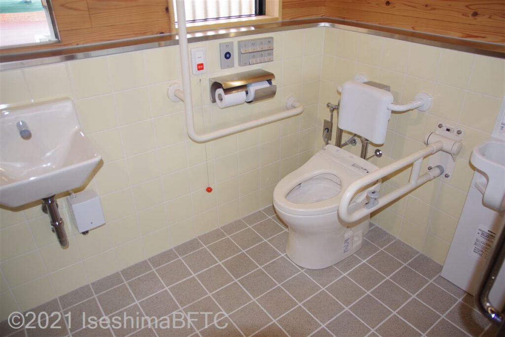 面白展望台　車いす対応トイレ小　内部　便器に向かって右側にU型可動手すり、左側にL型固定手すり