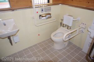 面白展望台　車いす対応トイレ小　内部　便器に向かって右側にU型可動手すり、左側にL型固定手すり