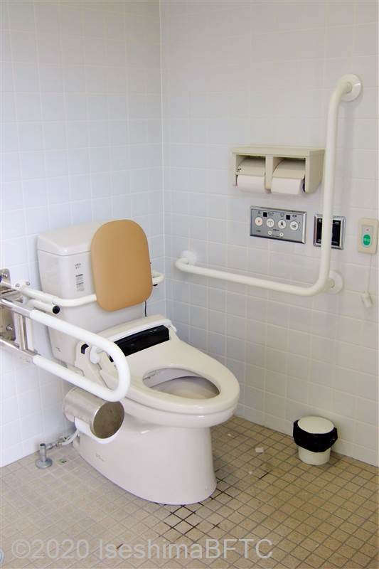 倉田山公園野球場　車いす対応トイレ便器まわり
