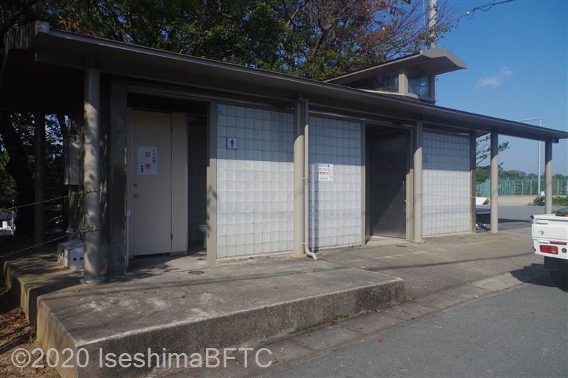 倉田山公園公衆トイレ外観