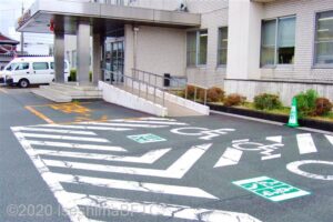 伊勢警察署　車いす使用者用駐車場