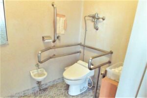 伊勢警察署　車いす対応トイレ内部