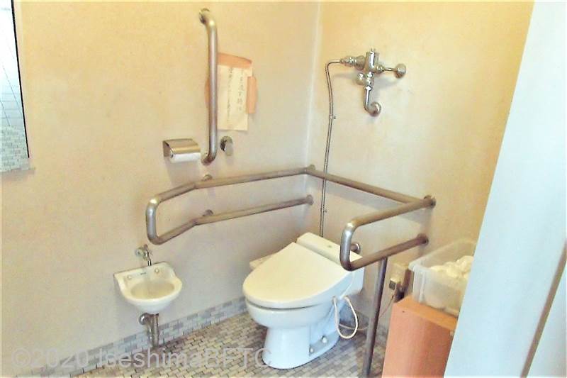 伊勢警察署　車いす対応トイレ内部