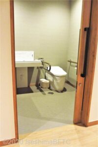 猿田彦神社　控殿　車いす対応トイレ入口