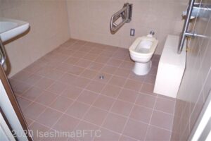 伊藤しょうは美術館　車いす対応トイレ内部