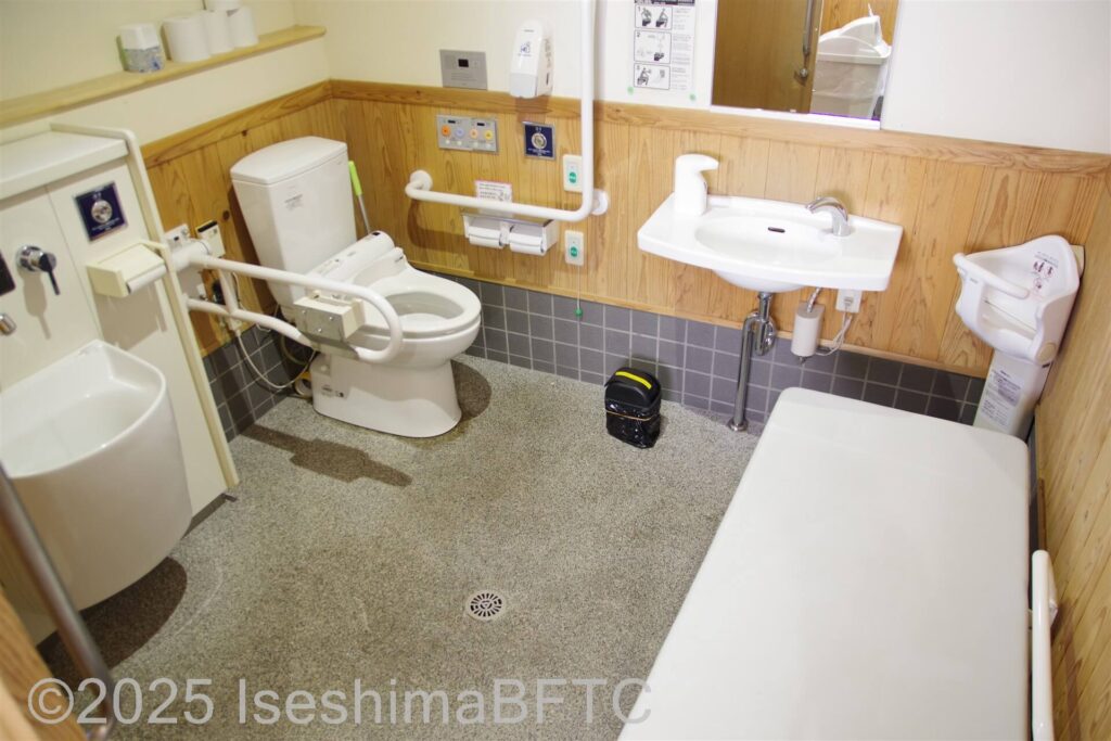 伊勢市駅手荷物預かり所のトイレの写真