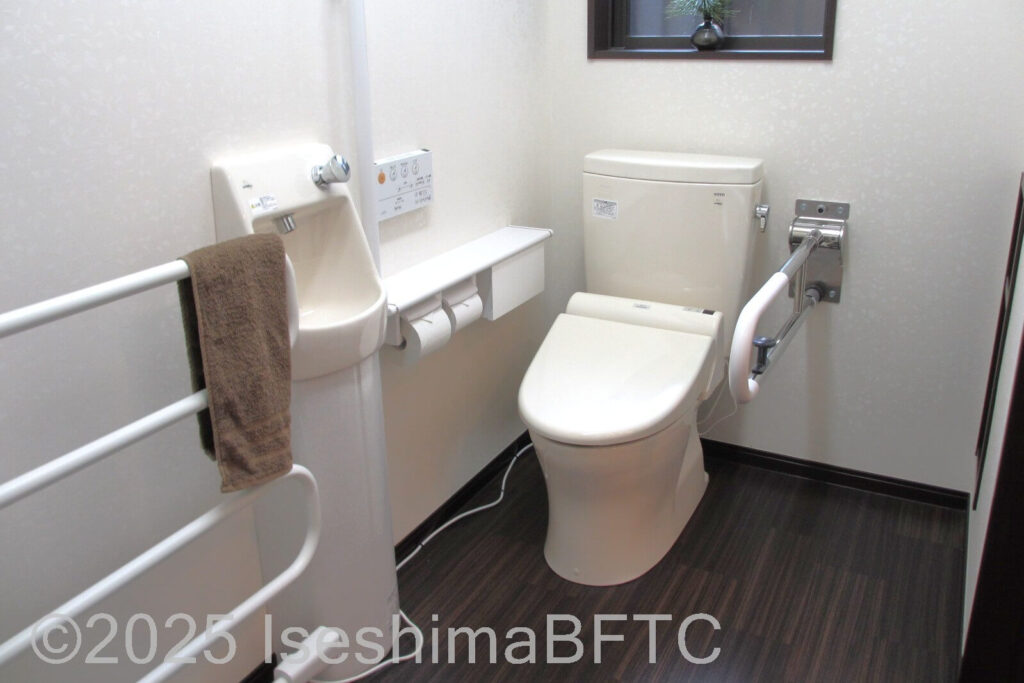 日の出館　車いす対応のトイレ