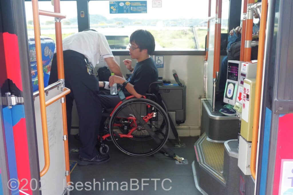 運転士が介助している写真