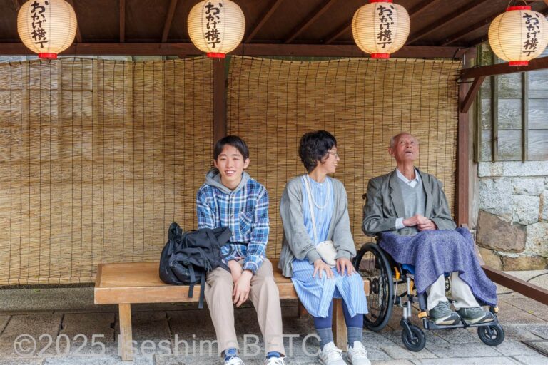 家族でおかげ横丁のベンチで休憩する写真