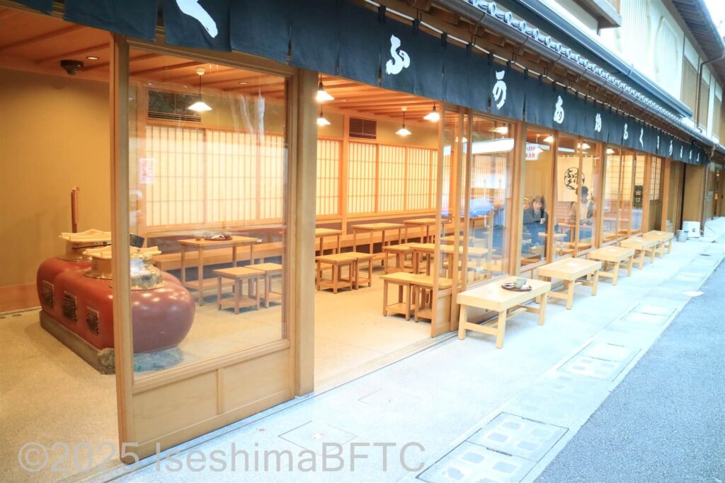 段差のない店内への入口写真