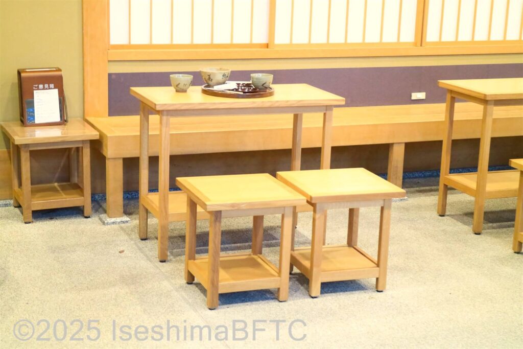 ゆったりとしたテーブル席の写真
