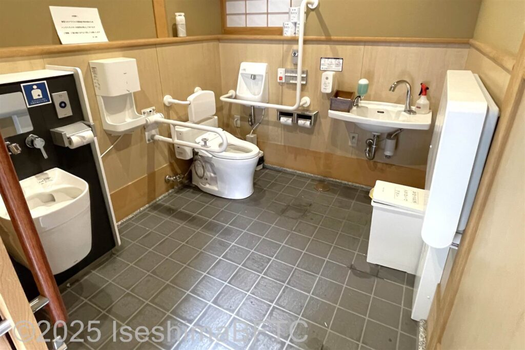 赤福 内宮前支店　オストメナイト機能付きトイレの写真