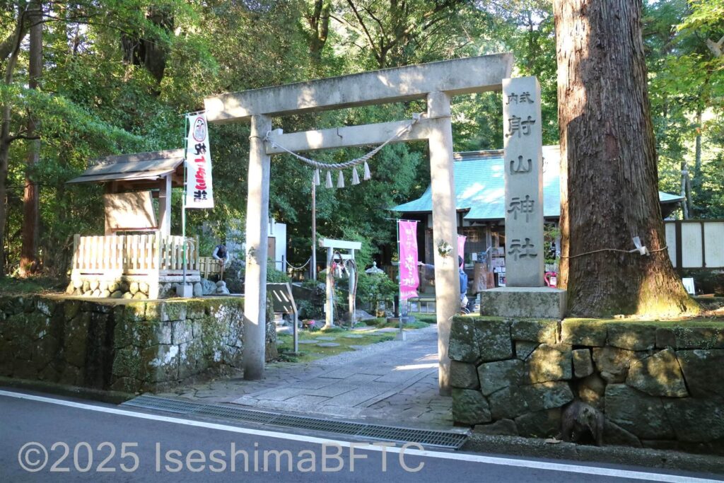 段差のない射山（いやま）神社入口の写真