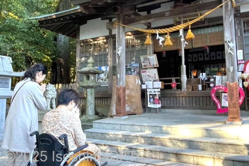 階段下で参拝するようす