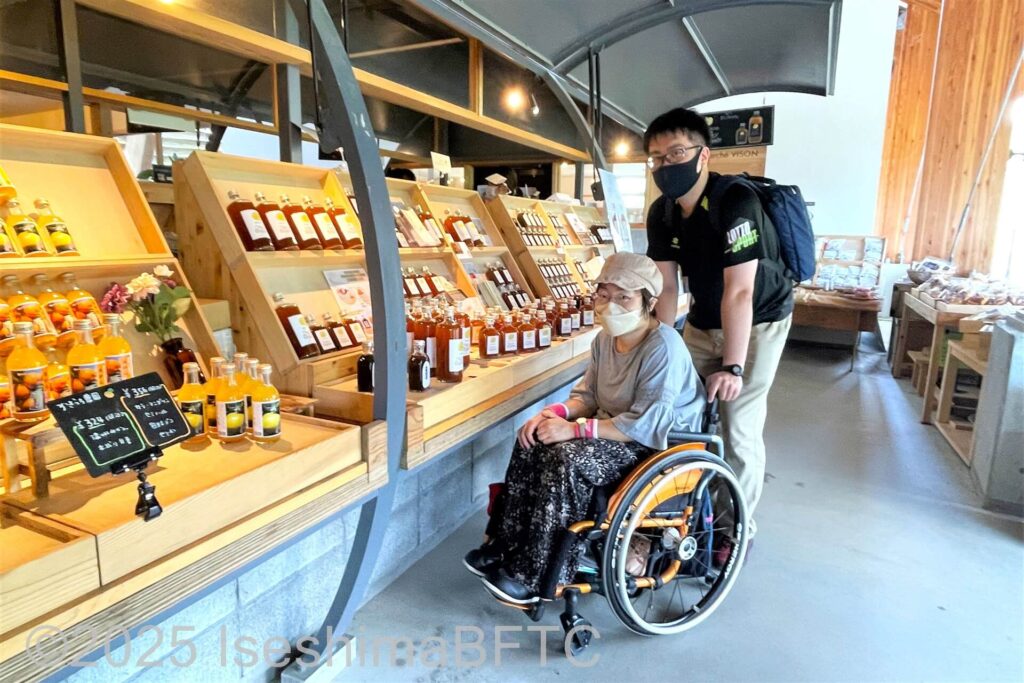VISON（ヴィソン）車いすでお買い物の写真